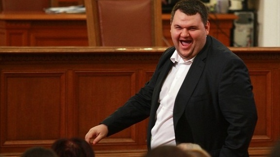 Пеевски продължава да прехвърля бизнес в офшорки