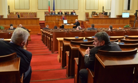 Кавгите около Кристалина оставиха без развитие разглеждането на важен за гражданите законопроект