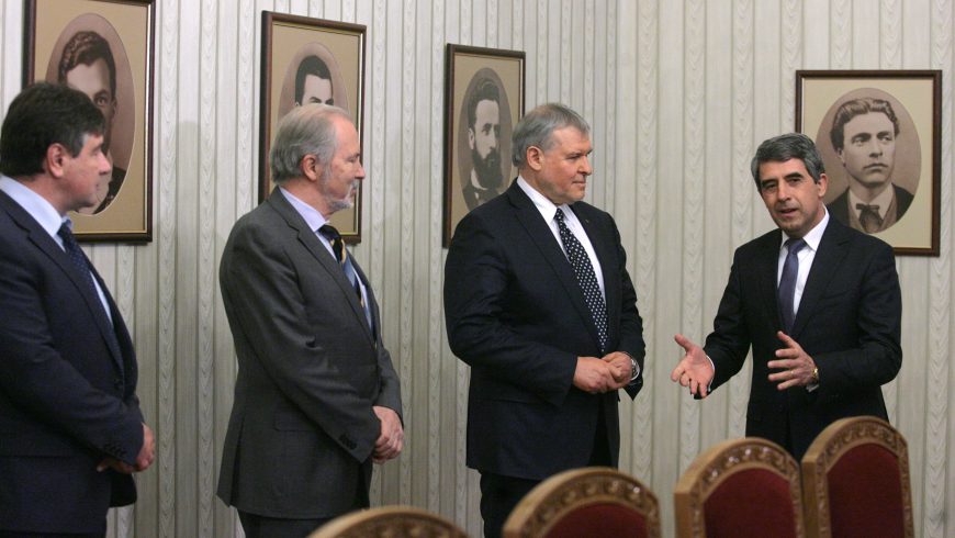 Ще се скрия, но няма да ме търсиш под масата
