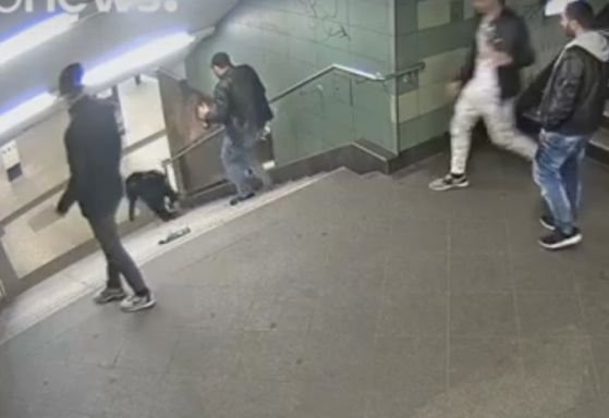 „Ди Велт“: Ритникът в метрото разпалва антиромски настроения