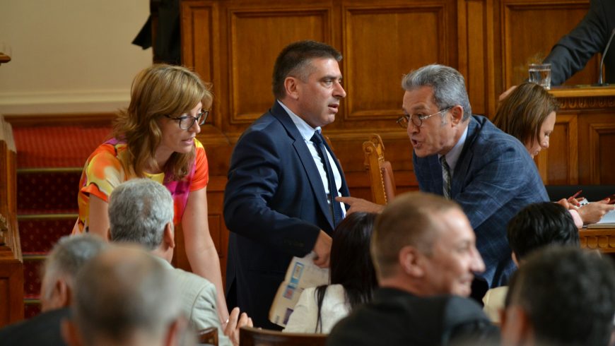 ГЕРБ прокараха набързо лобистки закон в полза на Домусчиев и Пеевски