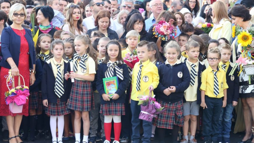 60 000 първокласници влизат в училищата