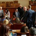 Парламент без кворум